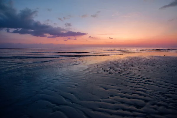 Bela Vista Pôr Sol Praia Oceano Céu Está Refletindo Água — Fotografia de Stock