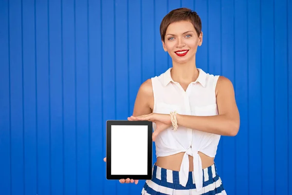 Retrato Colorido Una Mujer Joven Bonita Mostrando Pantalla Tableta Contra — Foto de Stock