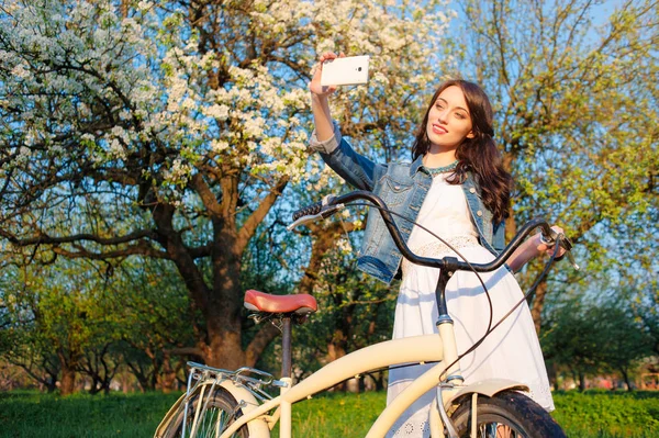 Junge Lächelnde Frau Mit Fahrrad Macht Selfie Blühenden Garten — Stockfoto