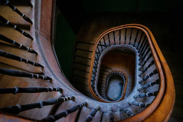 美丽的老木螺旋楼梯 — 图库照片