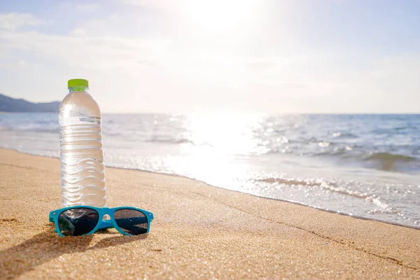 Butelka Wody Pitnej Okulary Przeciwsłoneczne Plaży — Zdjęcie stockowe