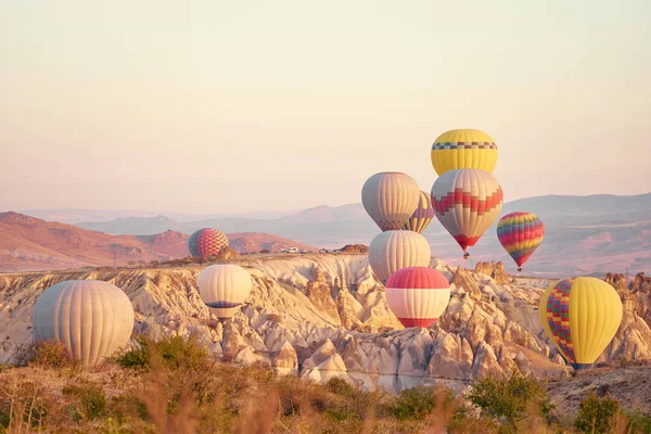 Zwiedzanie Słynnej Cappadocia Anatolia Piękny Krajobraz Góry Jaskinie Balony Niebie — Zdjęcie stockowe