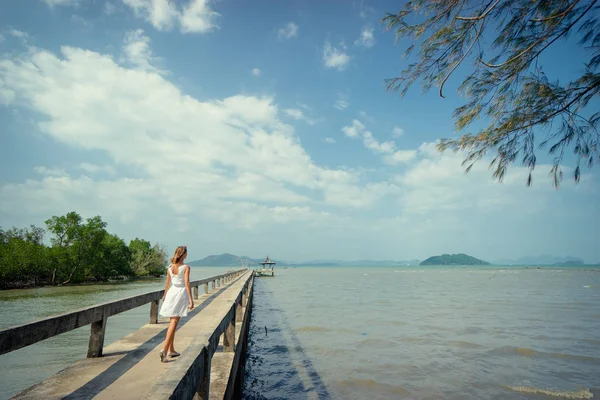 Mujer Joven Vestido Blanco Caminando Embarcadero Phuket Island Tailandia — Foto de Stock