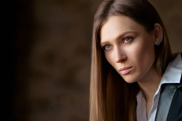 Studio Ritratto Bella Giovane Donna Caucasica Con Capelli Lunghi Sullo — Foto Stock