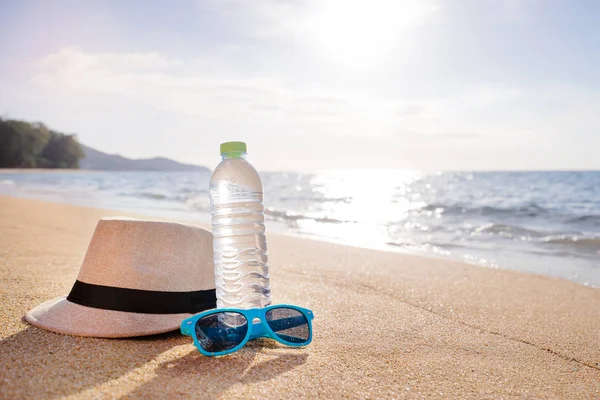 Essentiels Sur Plage Mer Bouteille Eau Potable Lunettes Soleil Chapeau — Photo