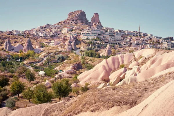 Zwiedzanie Słynnej Cappadocia Anatolia Piękny Krajobraz Góry Jaskinie Pochmurnego Nieba — Zdjęcie stockowe