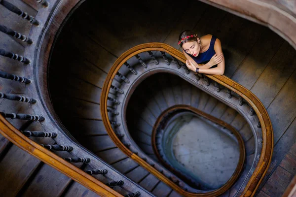 Jovem Mulher Bonita Velha Escada Redonda Madeira — Fotografia de Stock