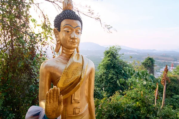 Χρυσό Άγαλμα Του Βούδα Στην Ταϊλανδική Ναός — Φωτογραφία Αρχείου