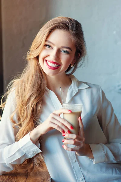 Молодая Красивая Длинные Волосы Женщина Держит Чашку Кофе Сидя Кафе — стоковое фото