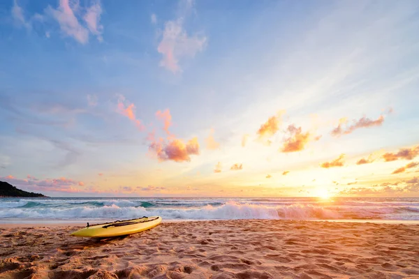 Закат Морском Пляже Спасательной Доской Серфинга Песке — стоковое фото