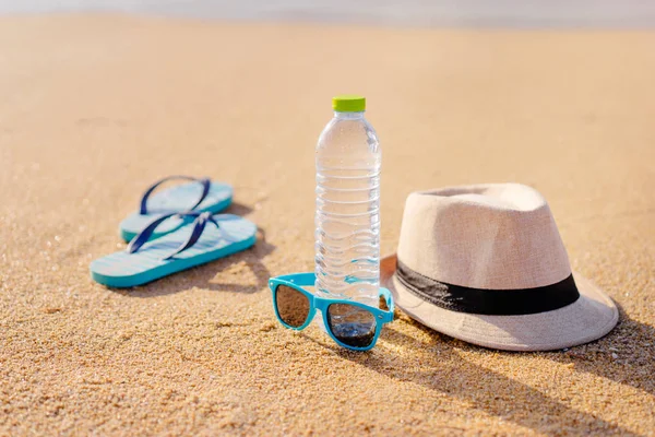 Bouteille Eau Potable Lunettes Soleil Chapeau Tongs Sur Plage Sable — Photo