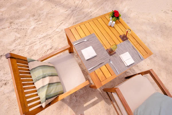 Tablo ayarı görünüm. Kumlu sahilde Resort Cafe.