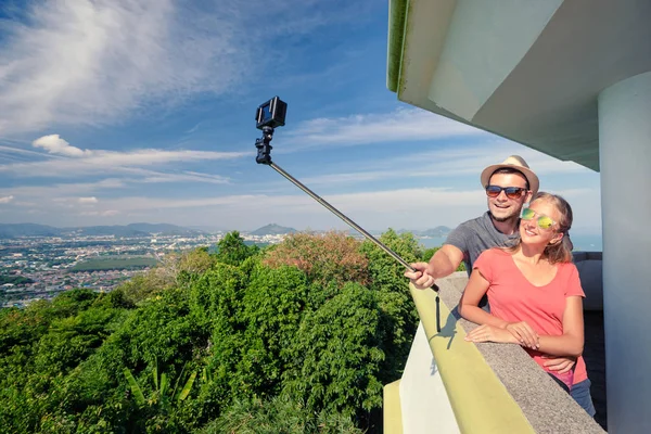 ビュー ポイントで空を楽しむ Selfie を取って旅行者のカップル — ストック写真