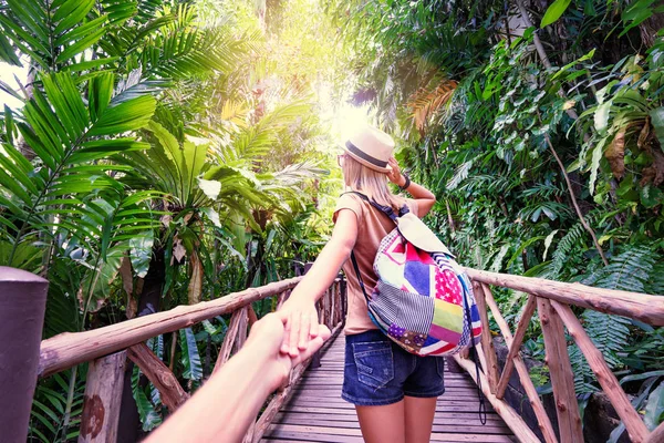 Vista Posterior Una Mujer Joven Con Mochila Aire Libre Descubriendo —  Fotos de Stock