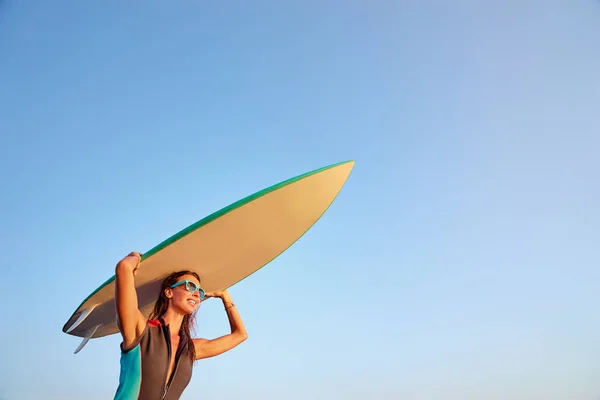 Bella Giovane Donna Che Tiene Tavola Surf Contro Cielo Blu — Foto Stock