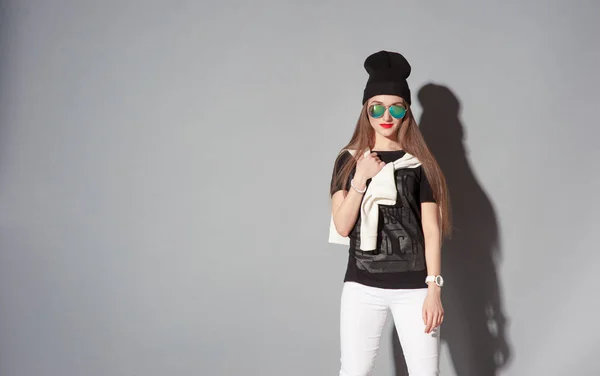 Atractiva Joven Con Sombrero Gafas Sol Pie Sobre Fondo Gris —  Fotos de Stock