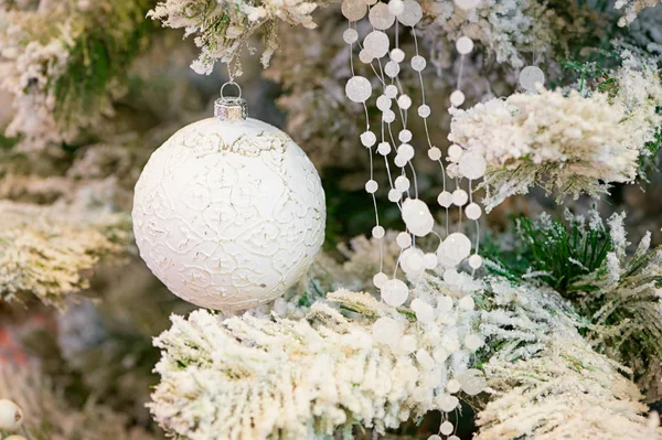 クリスマスの木の枝にぶら下がっている白い美しいガラス玉 — ストック写真