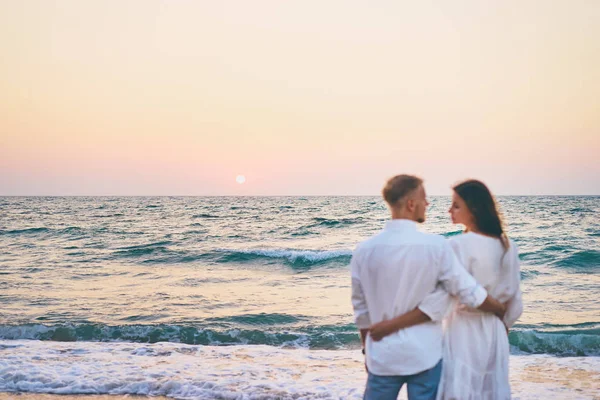 Romantik Çift Ayakta Birlikte Sahilde Günbatımı Keyfi Sevgi Dolu — Stok fotoğraf