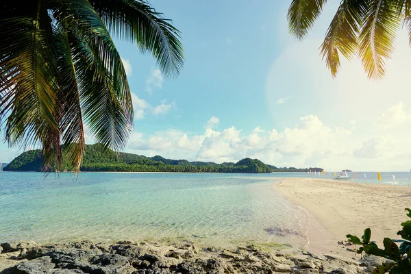 Krásná Krajina Tropickou Pláž Bílým Pískem Zelené Palmy — Stock fotografie