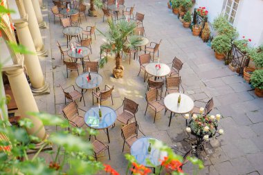 Eski şehrin kaldırım restoran. Üstten görünüm.