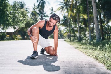 Yaralı diz yaptıktan sonra çalışan sporcu duygu ağrı