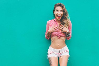 Yeşil duvar karşı duran genç kadın hayran.