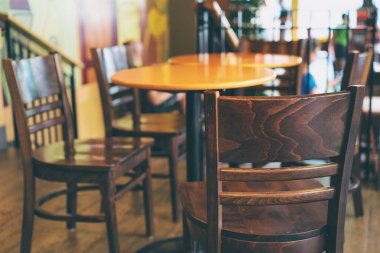 Ahşap sandalyeler kafeteryasında yakından görmek.