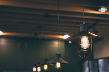 Güzel manzara, hafif tasarım ve iç. Vintage metalik fenerler.