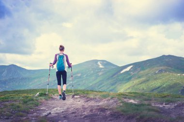 Sırt çantasında Karpat Dağları olan kadın.