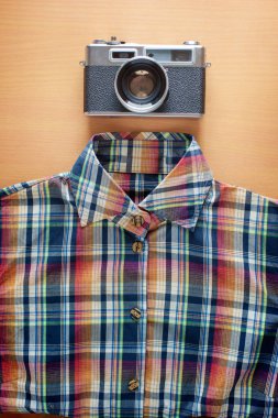 İn gerekli modern genç kişi için ek yükü. Gömlek ve retro tarzı kamera.