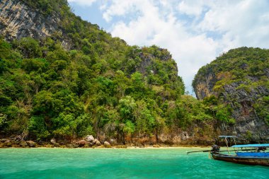 Kayalar, uçurumlar, tropikal plaj ile güzel manzara görünümünü. Krabi, Tayland.
