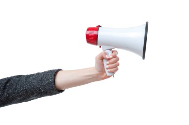 Beyaz bir arka plan üzerinde izole bir megafon tutan el