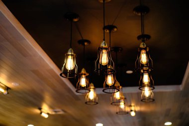 Güzel manzara, hafif tasarım ve iç. Vintage metalik fenerler.