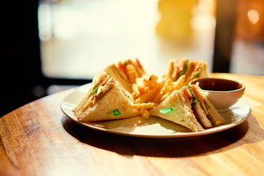 geleneksel kulüp sandviç patates kızartması ile yakından görmek.