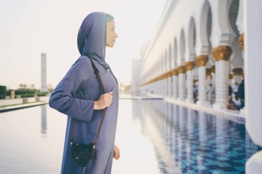 Kadın geleneksel abaya ayakta Şeyh Zayed Ulu Camii yakınındaki ünlü Abu Dabi şehir gezisi.