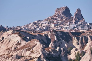 Güzel manzara ile Cappadocia şehrin mağaralar, dağlar ve evler.