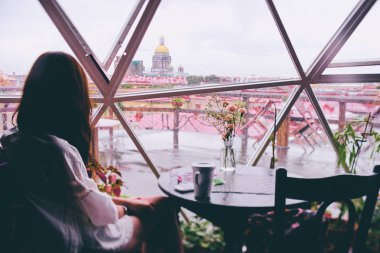Saint Petersburg tarihi kent merkezine kafe penceresinden görüntülemek.