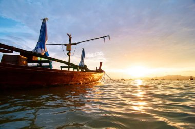 Deniz plaj, geleneksel longtail tekne güzel günbatımı arka plan üzerinde renkli görünüm.