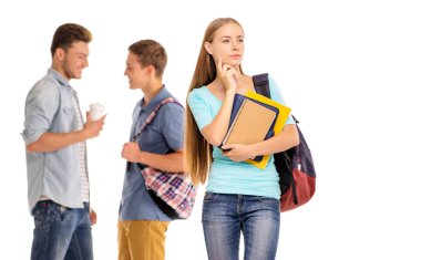 Benim geleceğim ellerinizde. Genç ve güzel düşünceli kafkas kadın arka planda sohbet arkadaşları ile çene üzerinde tutan elini tutarak