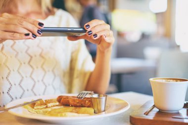 Closeup fotoğraf lezzetli breakfast cep telefonu kamera çekici kadınların elleri.
