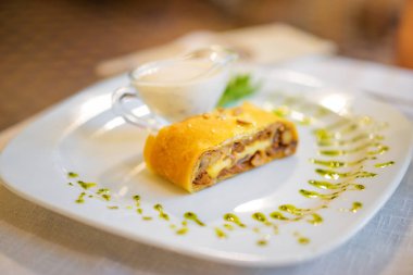  Mashroom meyveli turta ve krema sos ile çanak.