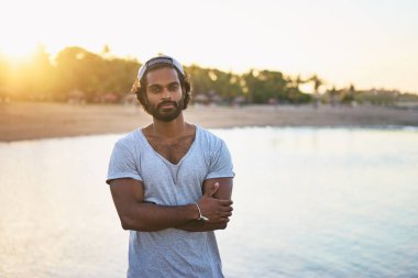 Genç Afrika adam sahilde gülümseyen açık portresi.