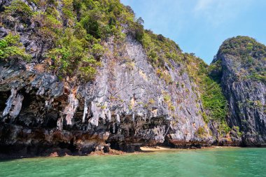 Kayalar, uçurumlar, tropikal plaj ile güzel manzara görünümünü. Krabi, Tayland.