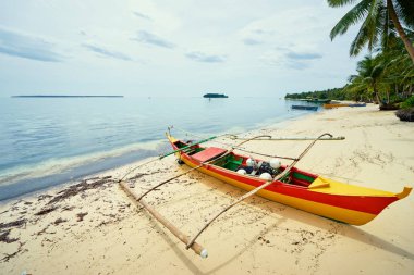 Balıkçı tekneleri ile tropikal beyaz kum plajı güzel manzaralı. Siargao Adası, Filipinler.