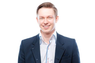 Mutlu genç yakışıklı adam portresi kapatın.