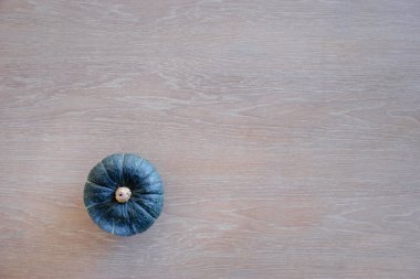 Ahşap arka plan üzerinde renkli kabak güzel üstten görünüm