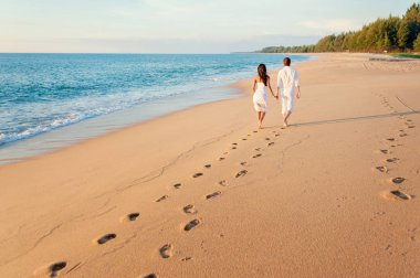 Arkadan görünüş seven çift ayak kumlu Plajı'nda ile çekip