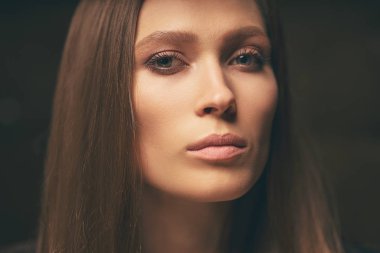 Stüdyo portre güzel genç kafkas kadın koyu arka plan karşı uzun saçlı kapatın