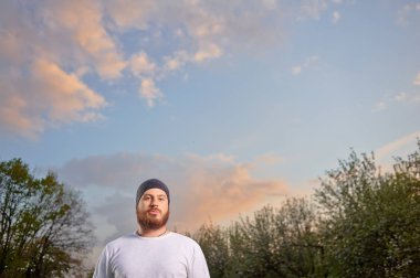 Açık emin sakallı genç adam portresi.