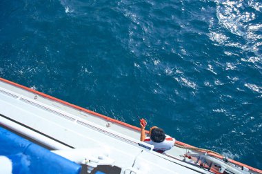 Volki tolki gemide olan genç adam. Üstten görünüm.